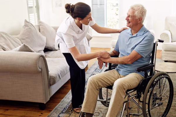 prendre-soin-personnes-agees-est-sa-vocation-photo-soignant-aidant-homme-age-fauteuil-roulant-maison_590464-16300
